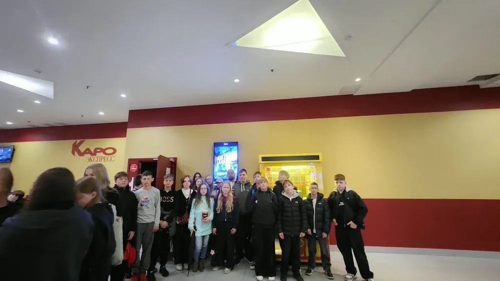 🎬 В кино всей параллелью! 🍿🍿  Вчера наши 6 и 7 классы сменили школьные парты на уютные кресла киноте