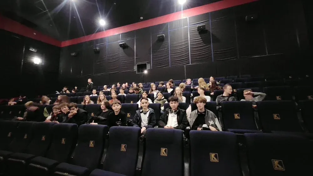 🎬 В кино всей параллелью! 🍿🍿  Вчера наши 6 и 7 классы сменили школьные парты на уютные кресла киноте