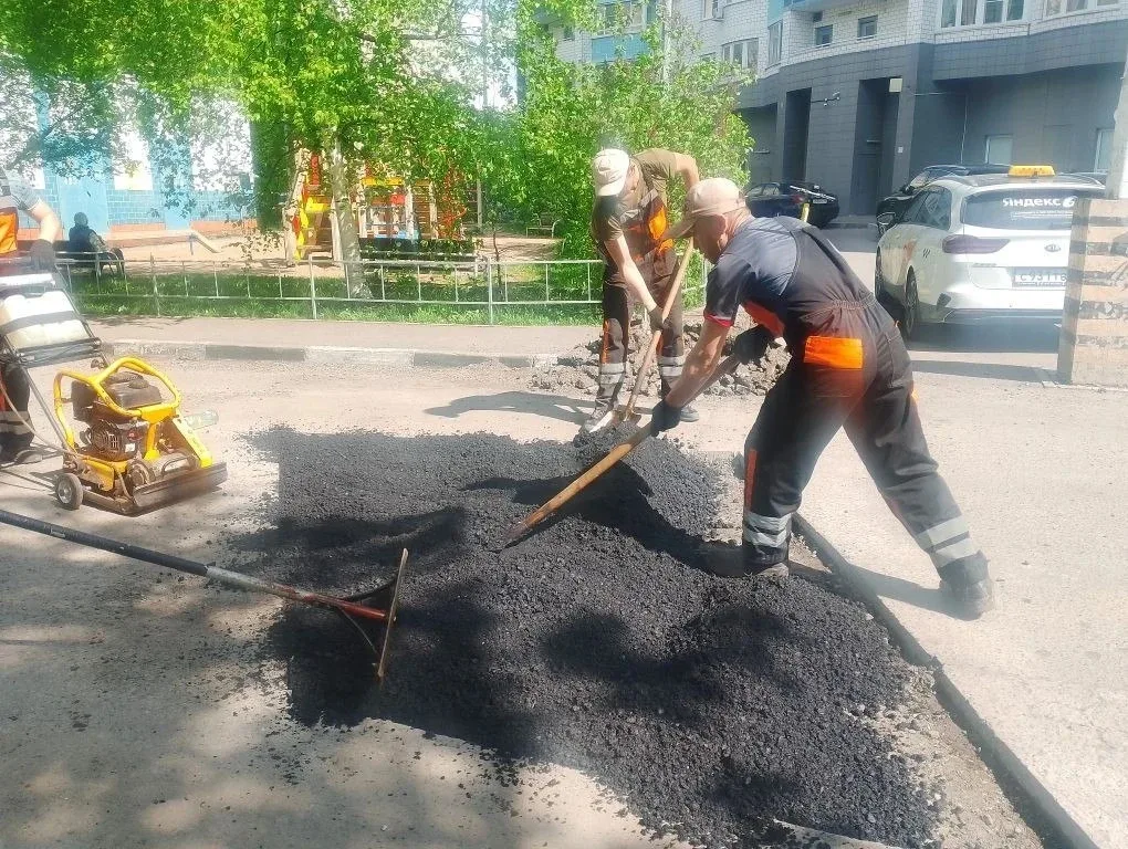 Сегодня, 14 мая, сотрудники предприятия «Автобытдор» проведут ямочный ремонт на дорогах и дворовых т