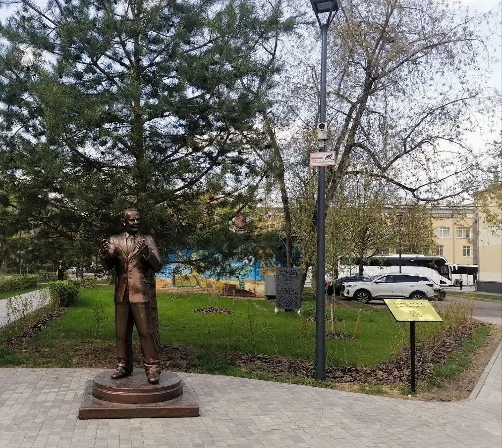Памятник Анатолию Чмыреву, руководителю детского хора, снова установили в сквере на прежнем месте  М