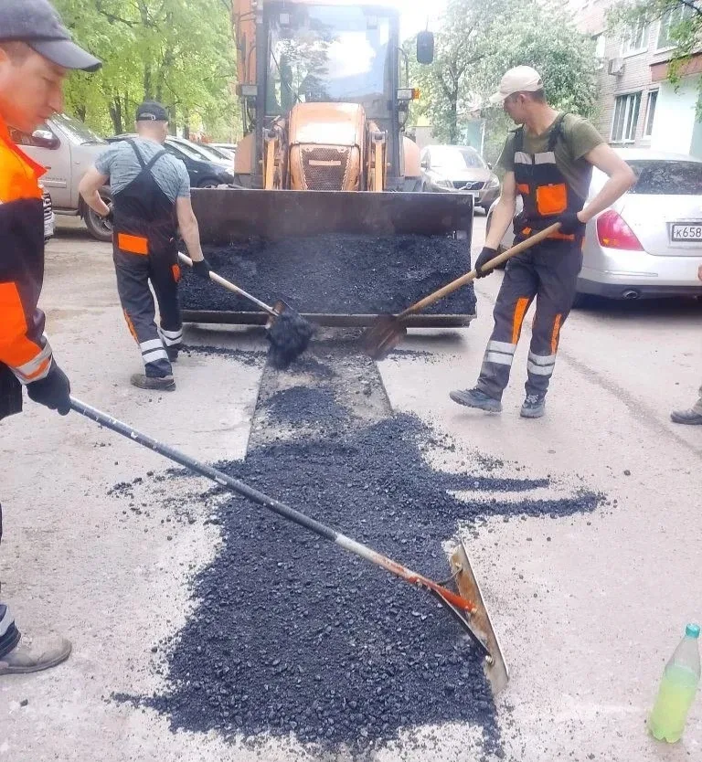 Сегодня, 15 мая, сотрудники предприятия «Автобытдор» проведут ямочный ремонт на дорогах и дворовых т