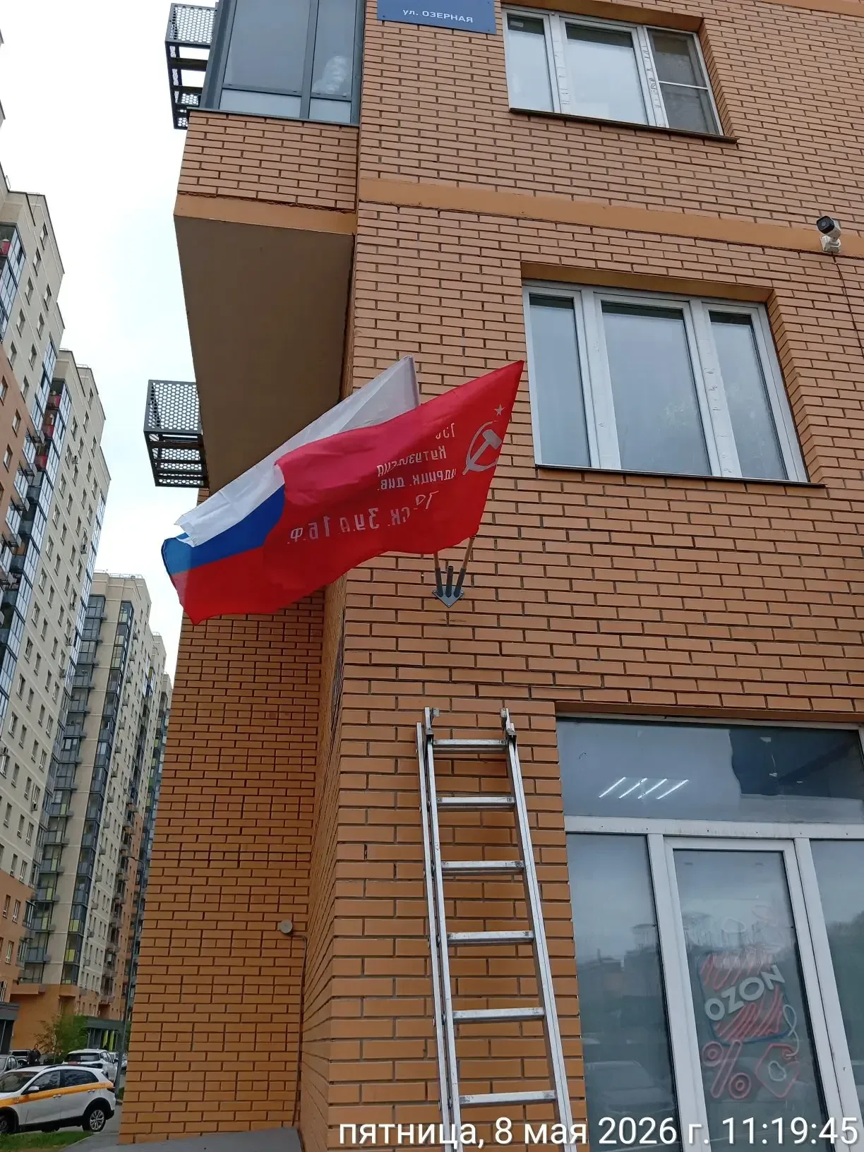 🇷🇺 Помним историю. Сохраняем традиции.  Ежедневно сотрудники управляющей компании «Азимут» ремонтиру