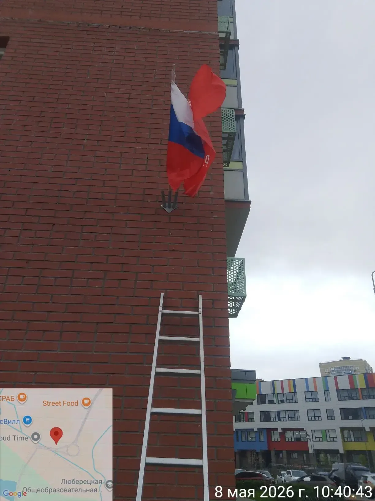 🇷🇺 Помним историю. Сохраняем традиции.  Ежедневно сотрудники управляющей компании «Азимут» ремонтиру