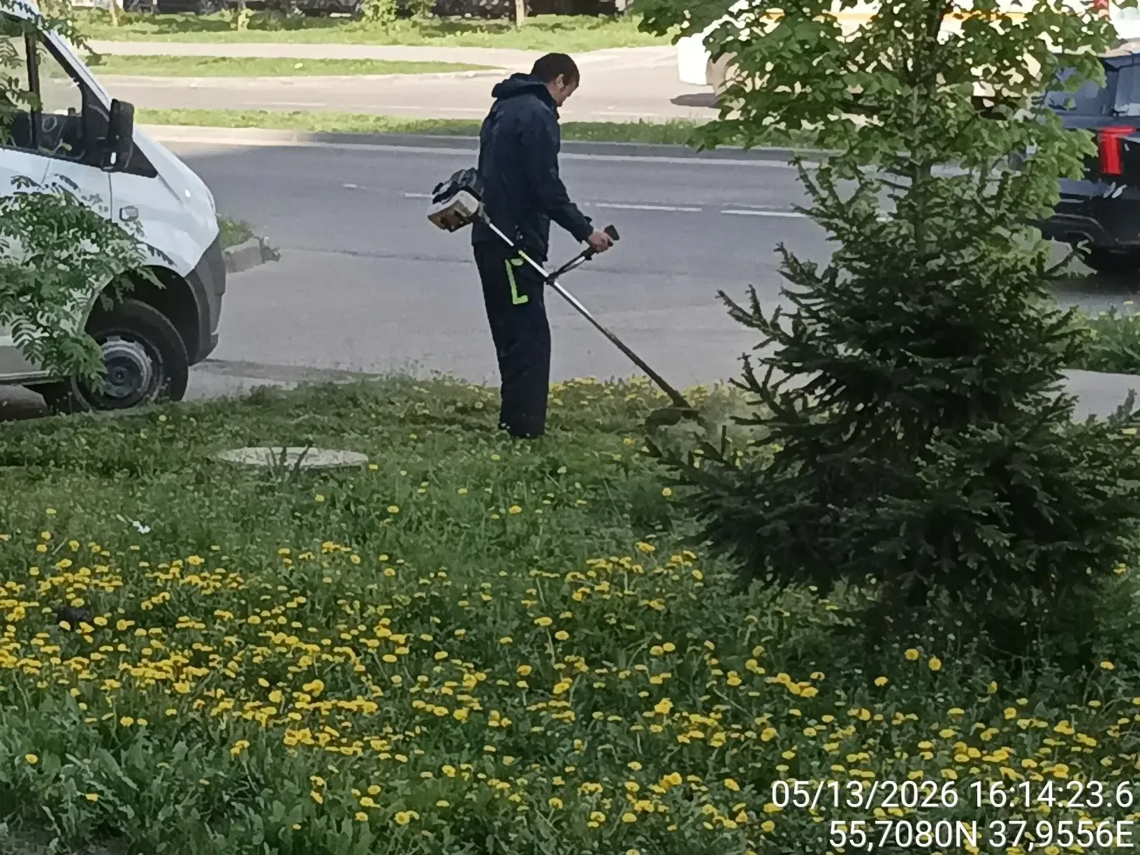🌱 Сезон покоса открыт: сотрудники УК приступили к скашиванию травы  С наступлением устойчивой тёплой