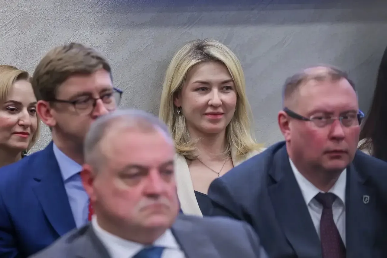 15 % получателей услуг отмечают избыточные процедуры.   📋Уходим от бумаг: оформление через Госуслуги