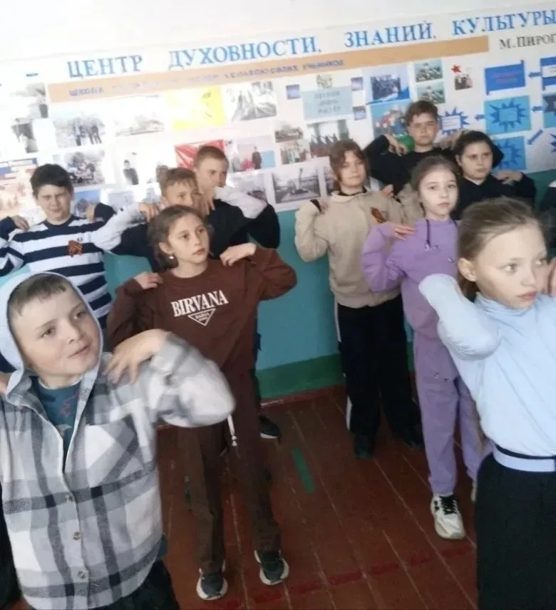 В Чернянской школе прошел спортивный флешмоб «На зарядку становись!»  Ученики начальных классов под 