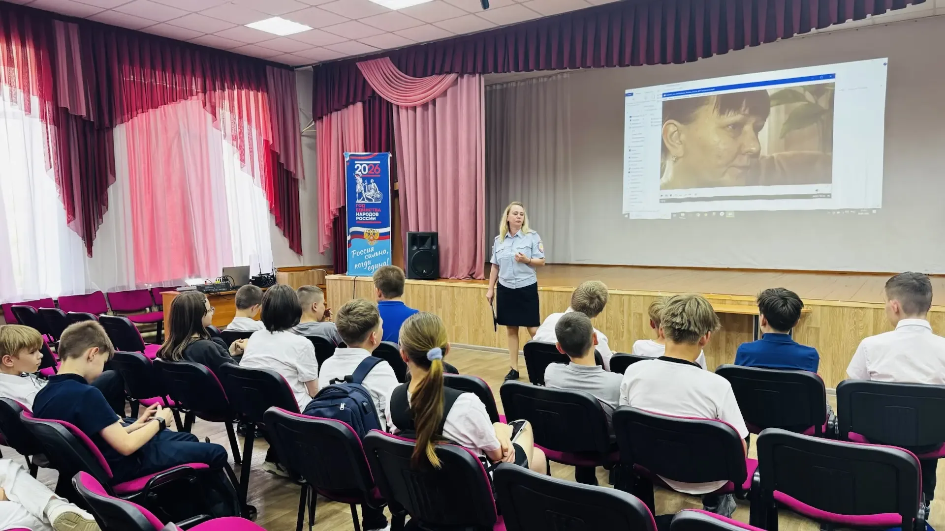 Школьники 5,6,8 классов поговорили о безопасности на дорогах  Сегодня в нашей школе прошла встреча с
