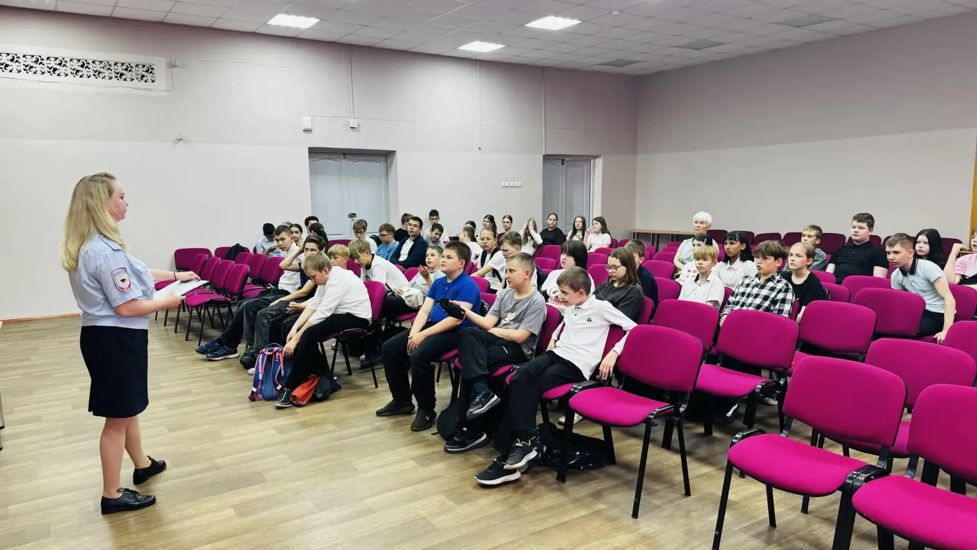 Школьники 5,6,8 классов поговорили о безопасности на дорогах  Сегодня в нашей школе прошла встреча с