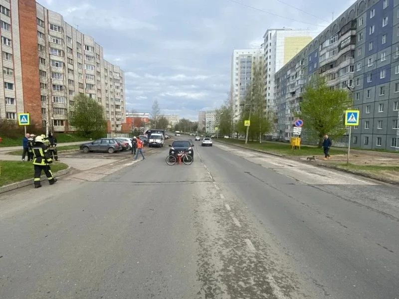 В СЫКТЫВКАРЕ ИНОМАРКА СБИЛА ДЕВУШКУ-ВЕЛОСИПЕДИСТКУ  ДТП произошло 14 мая в 8:30. Водитель 1997 года 