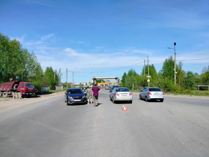 ВОДИТЕЛЬ CHEVROLET НЕ УСТУПИЛ ДОРОГУ И СПРОВОЦИРОВАЛ ДТП С ПОСТРАДАВШИМИ В ЭЖВИНСКОМ РАЙОНЕ  В Эжвин