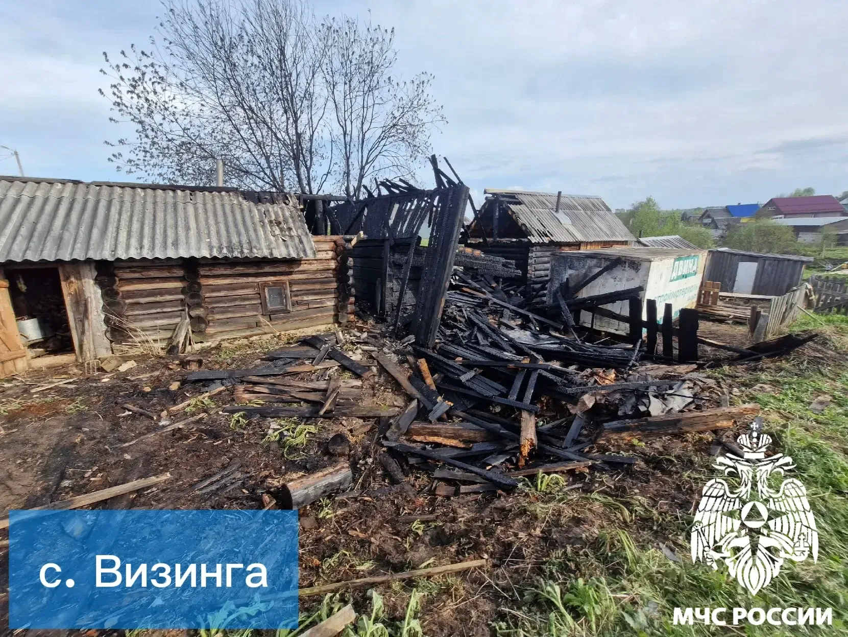 НА ПОЖАРЕ В ПРИЛУЗСКОМ РАЙОНЕ ЭВАКУИРОВАНЫ ТРИ ЧЕЛОВЕКА  За дежурные сутки в Коми ликвидировали шест