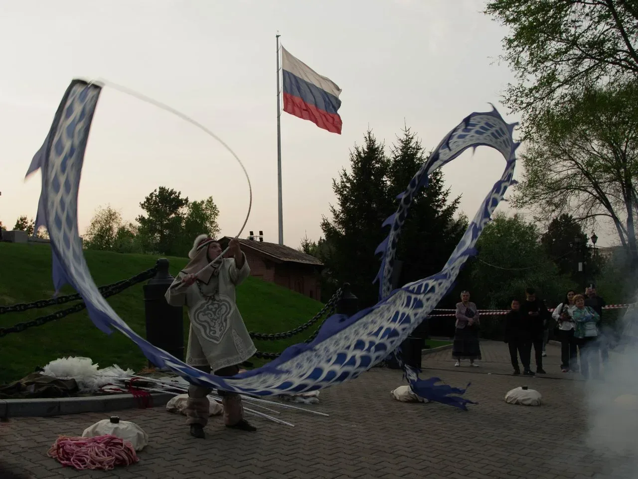Приморский театр молодёжи представил спектакль «Улга» в Хабаровске 🎭   Показ прошёл в живописном пар
