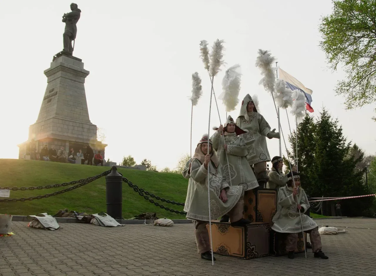 Приморский театр молодёжи представил спектакль «Улга» в Хабаровске 🎭   Показ прошёл в живописном пар