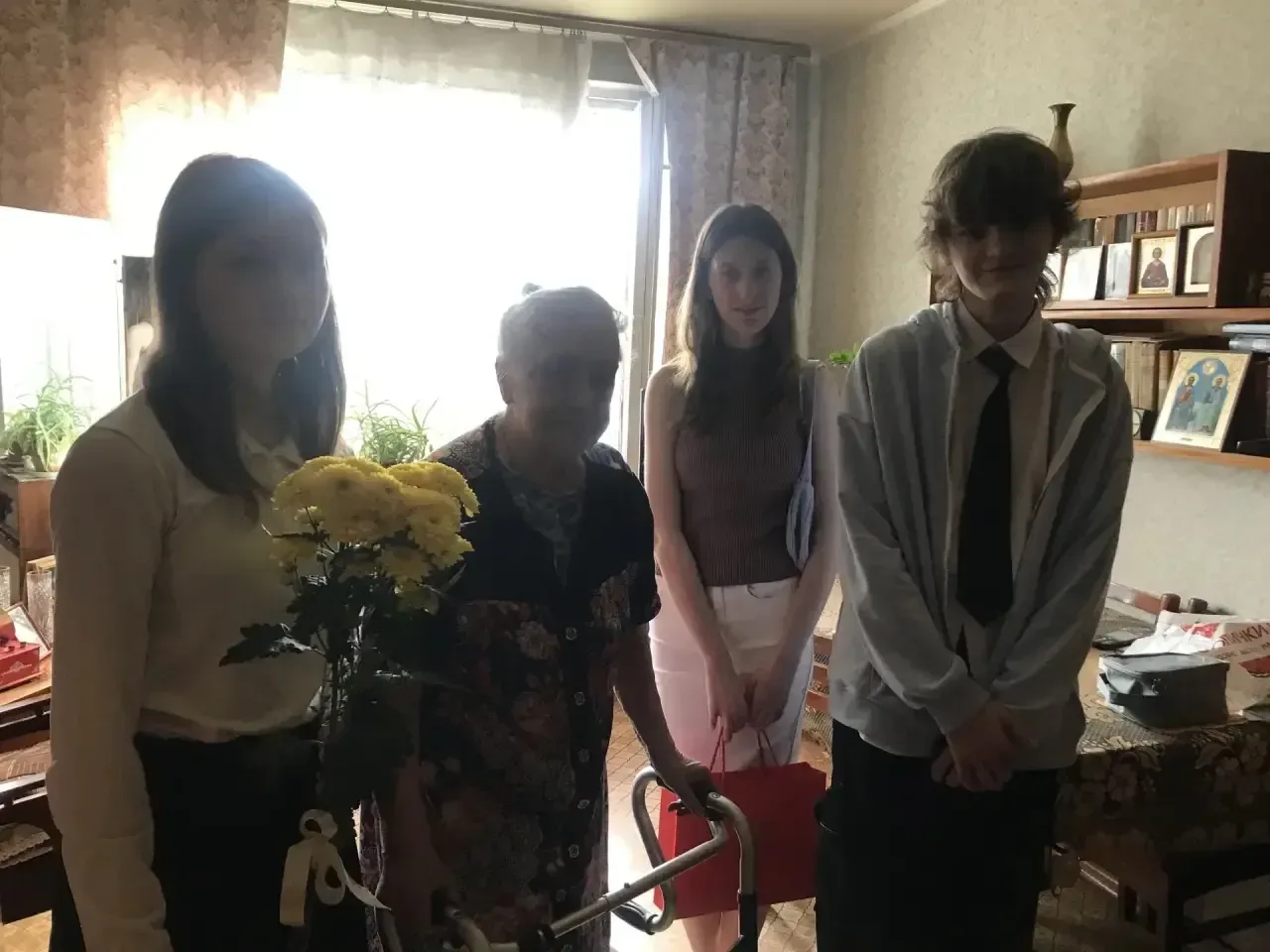 В гости к ветеранам   💐 В преддверии великого праздника Победы наши школьники навестили ветеранов Ве