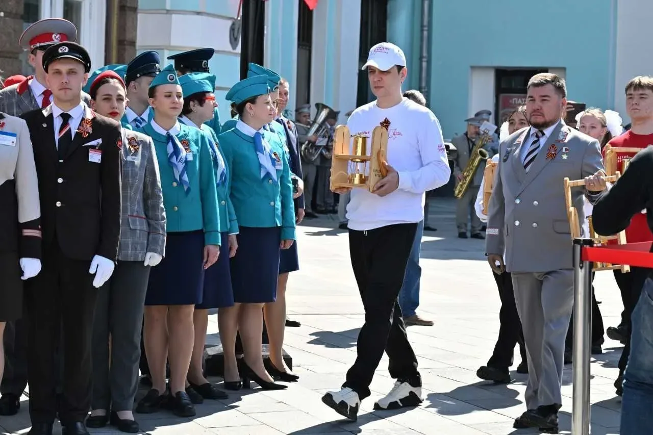Поезда «Таврия» доставят частицы огня от Могилы Неизвестного Солдата в Александровском саду Москвы в