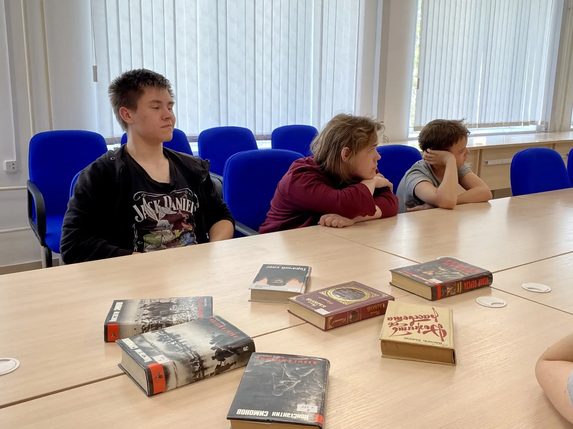 Сегодня учащиеся лицея и советник директора по воспитанию посетили Псковскую областную научную  библ