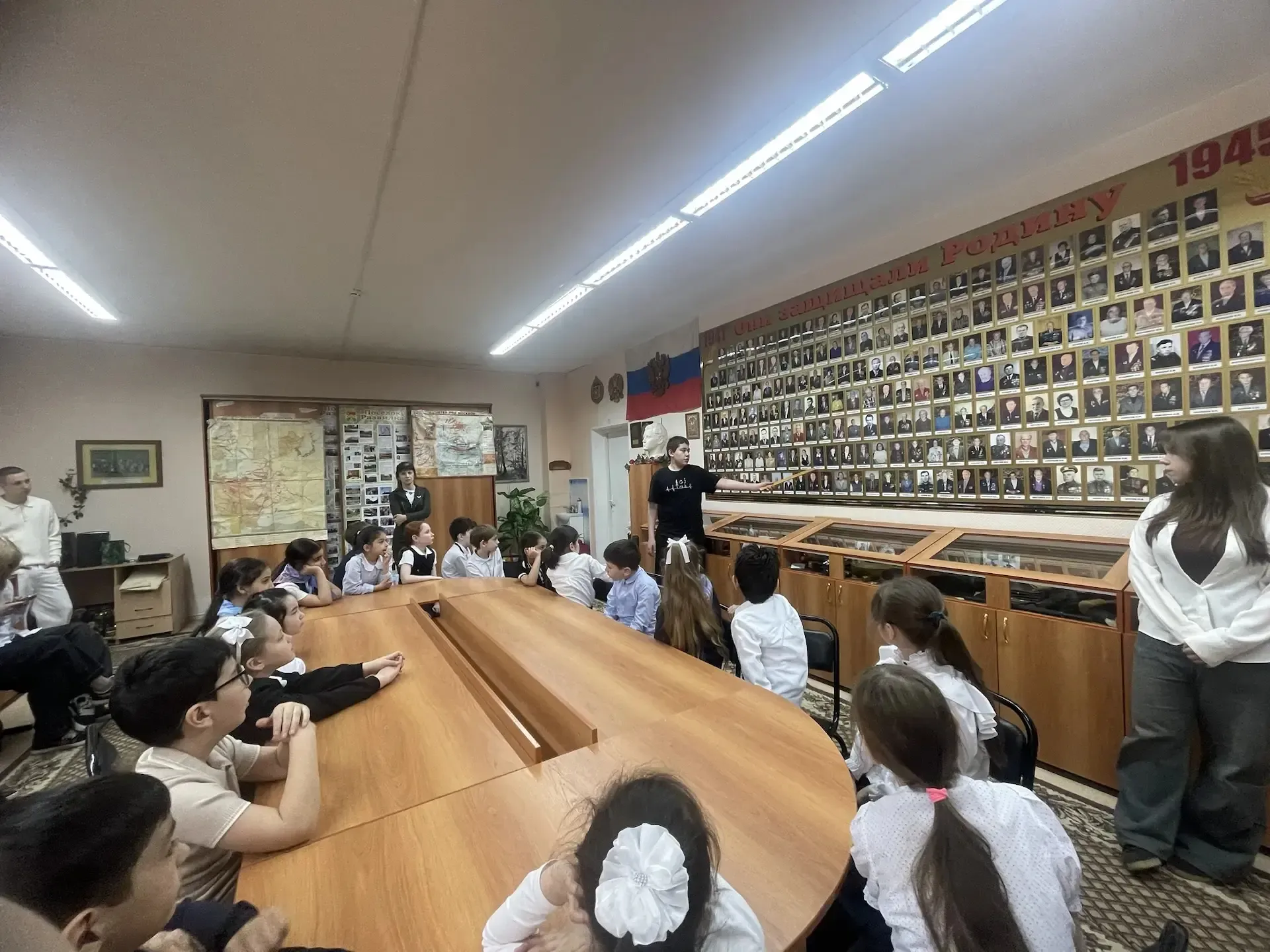 К Дню музеев экскурсоводы 8г класса и советник по воспитанию Гулидова А. В. провели урок истории для