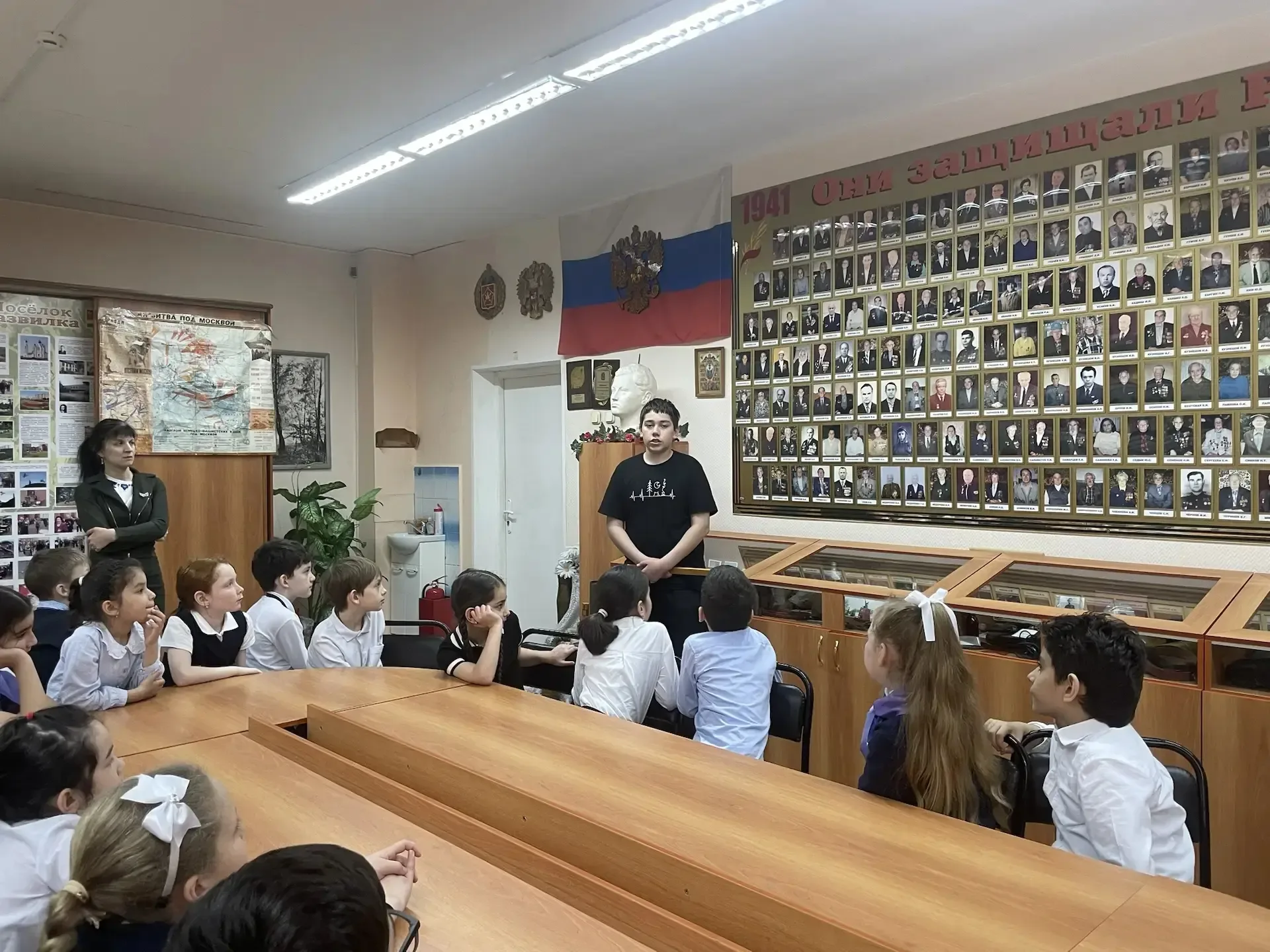 К Дню музеев экскурсоводы 8г класса и советник по воспитанию Гулидова А. В. провели урок истории для