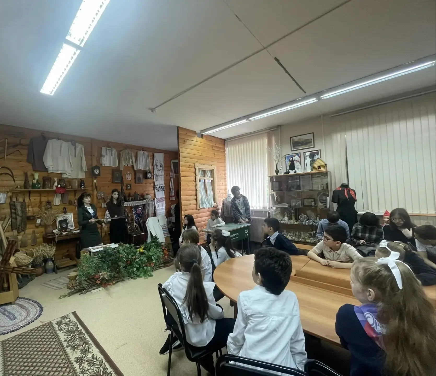 К Дню музеев экскурсоводы 8г класса и советник по воспитанию Гулидова А. В. провели урок истории для