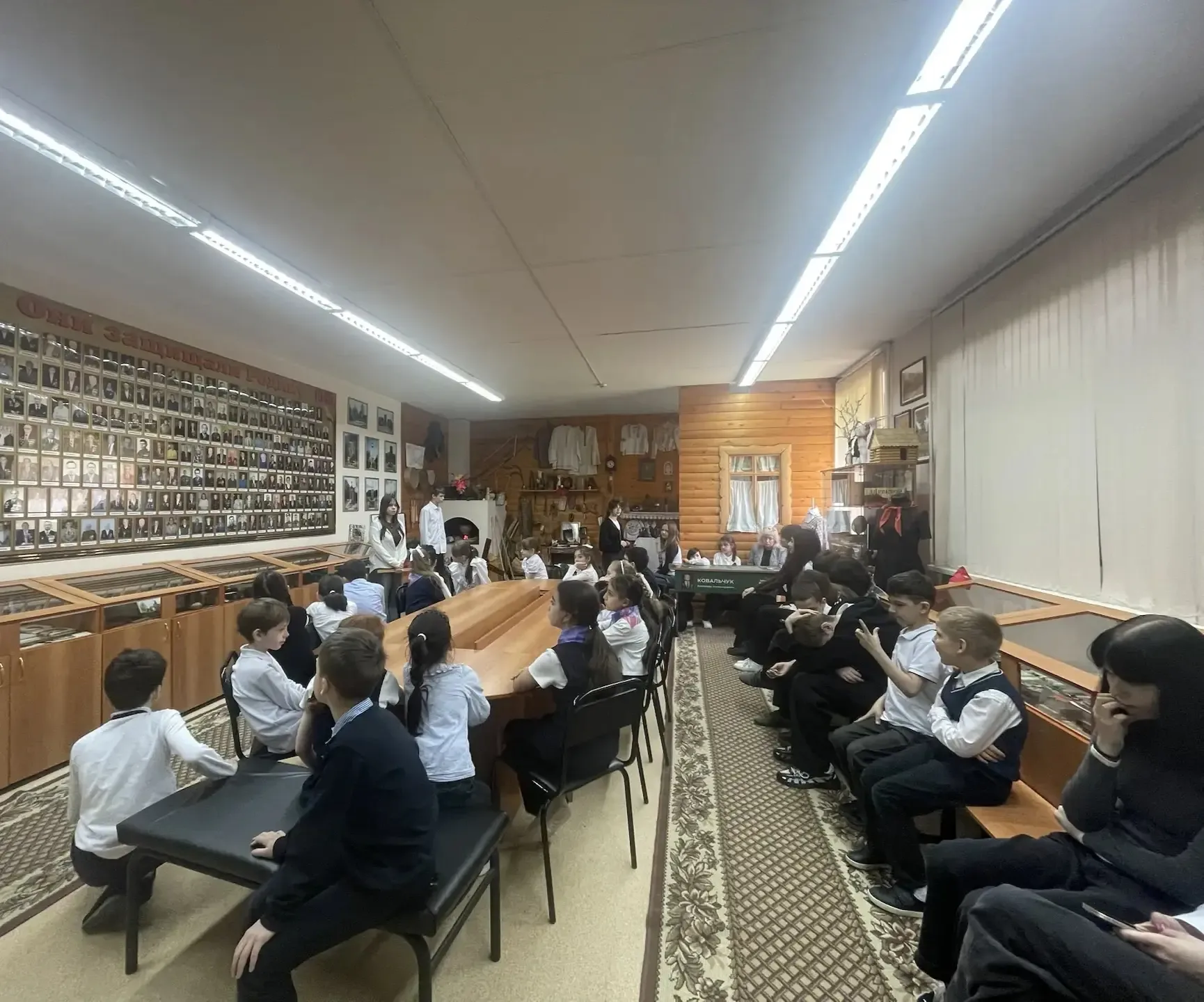 К Дню музеев экскурсоводы 8г класса и советник по воспитанию Гулидова А. В. провели урок истории для