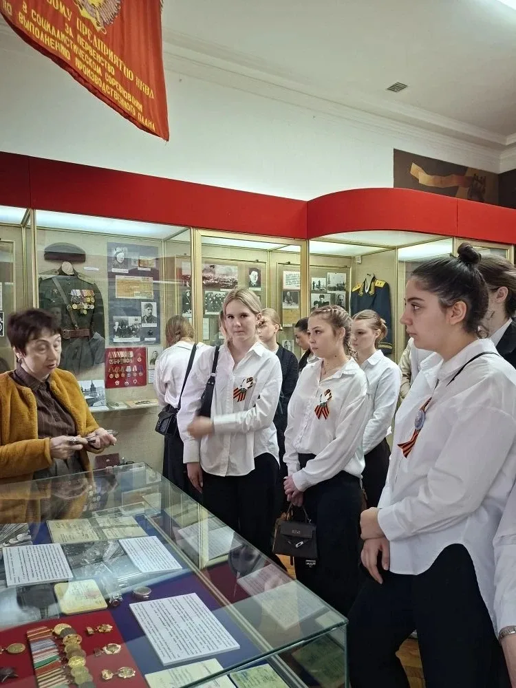 🏛️  Учащиеся 9–10 классов нашей школы совершили познавательное путешествие в прошлое, посетив Центра