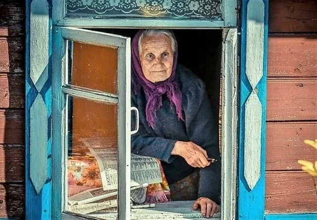 Анна Егоровна стояла в своём саду и вздыхала. Урожай нынче выдался небывалый. Старушка даже и не пыт