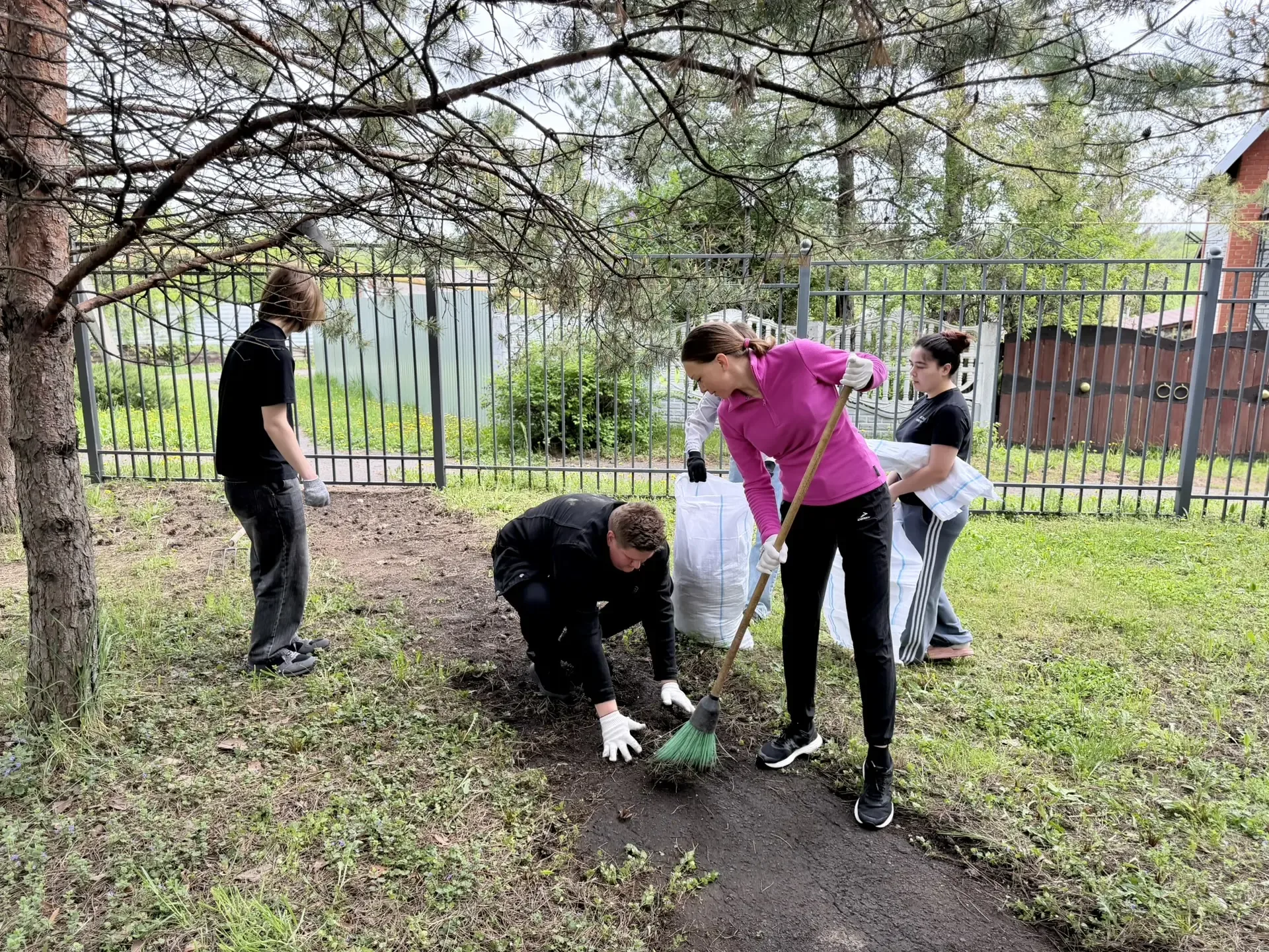 Наш субботник - заряд позитива и чистота вокруг!  🌿 Студенты и преподаватели Губкинского филиала НИТ