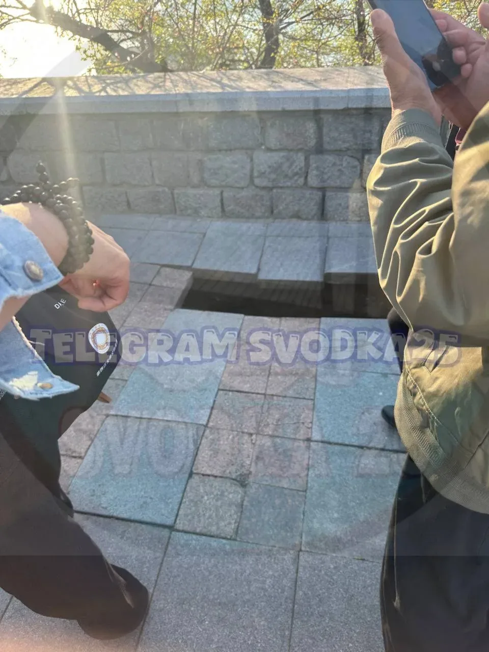 👣Во Владивостоке на Набережной китайский турист провалился под землю во время прогулки  Сообщается, 