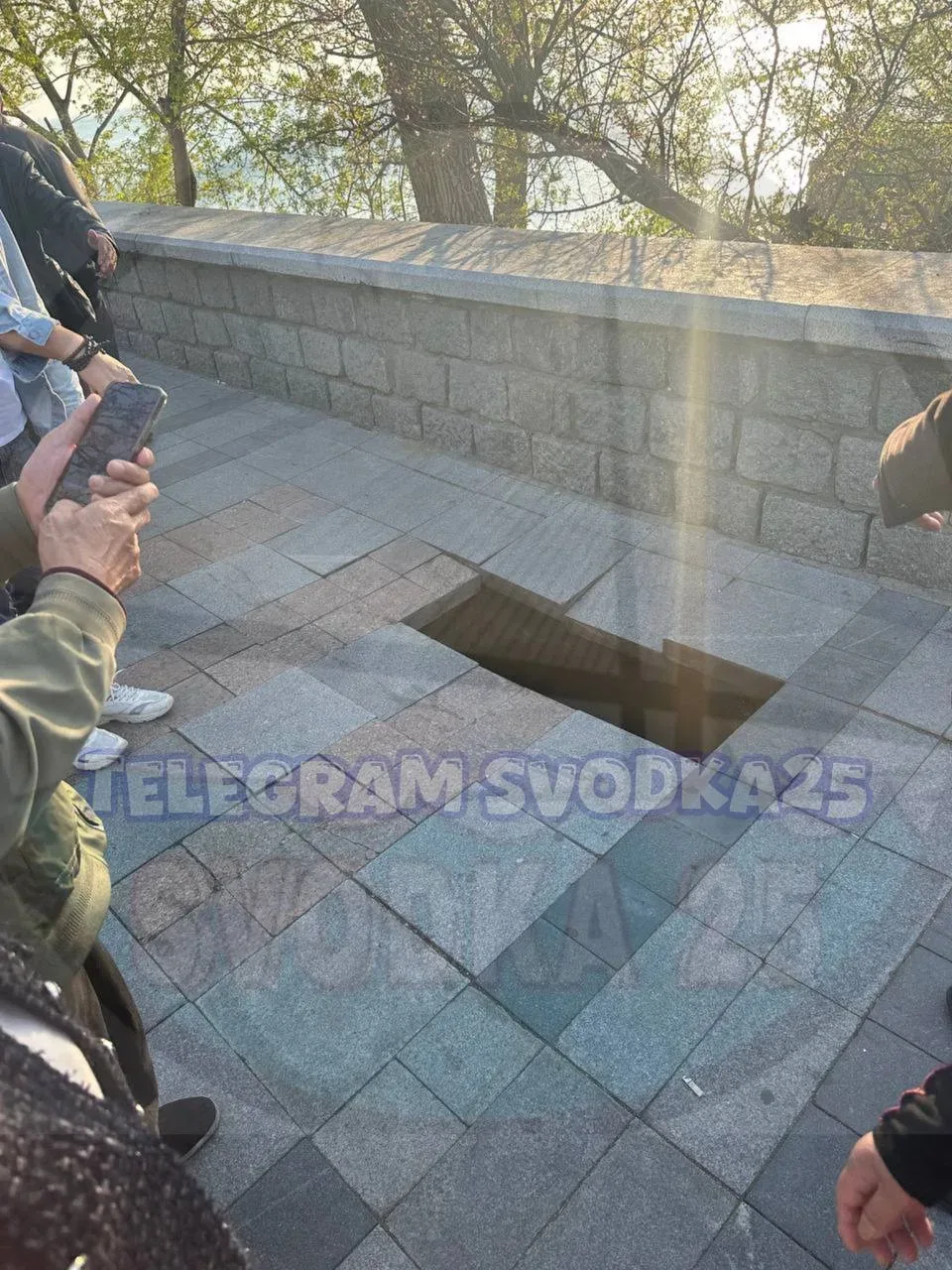 👣Во Владивостоке на Набережной китайский турист провалился под землю во время прогулки  Сообщается, 
