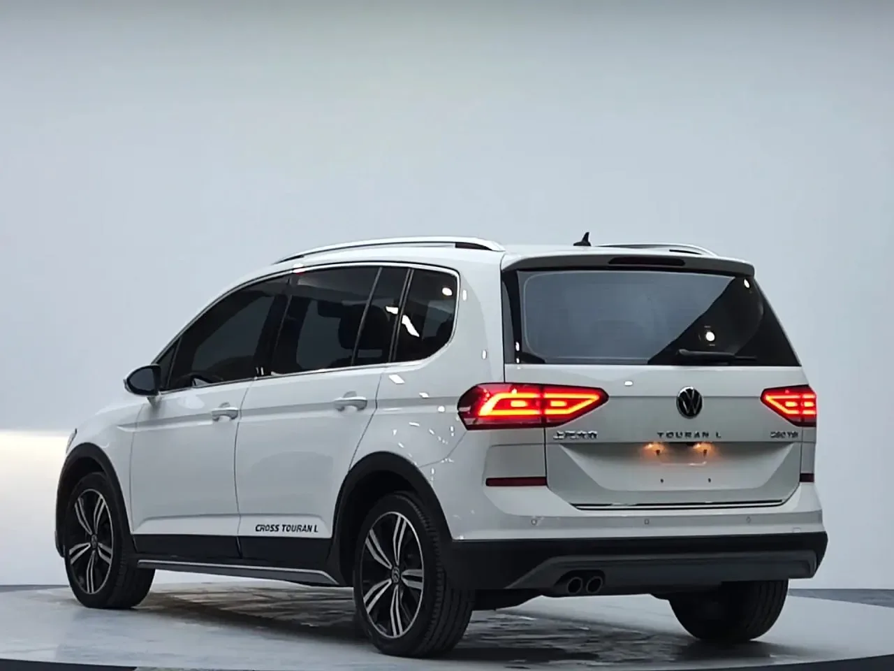 🔥Предлагаем к покупке компактвэн Volkswagen Touran L 280TSI DSG из Китая!  Название Touran происходи