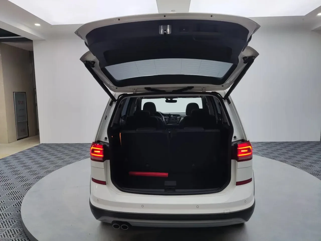 🔥Предлагаем к покупке компактвэн Volkswagen Touran L 280TSI DSG из Китая!  Название Touran происходи