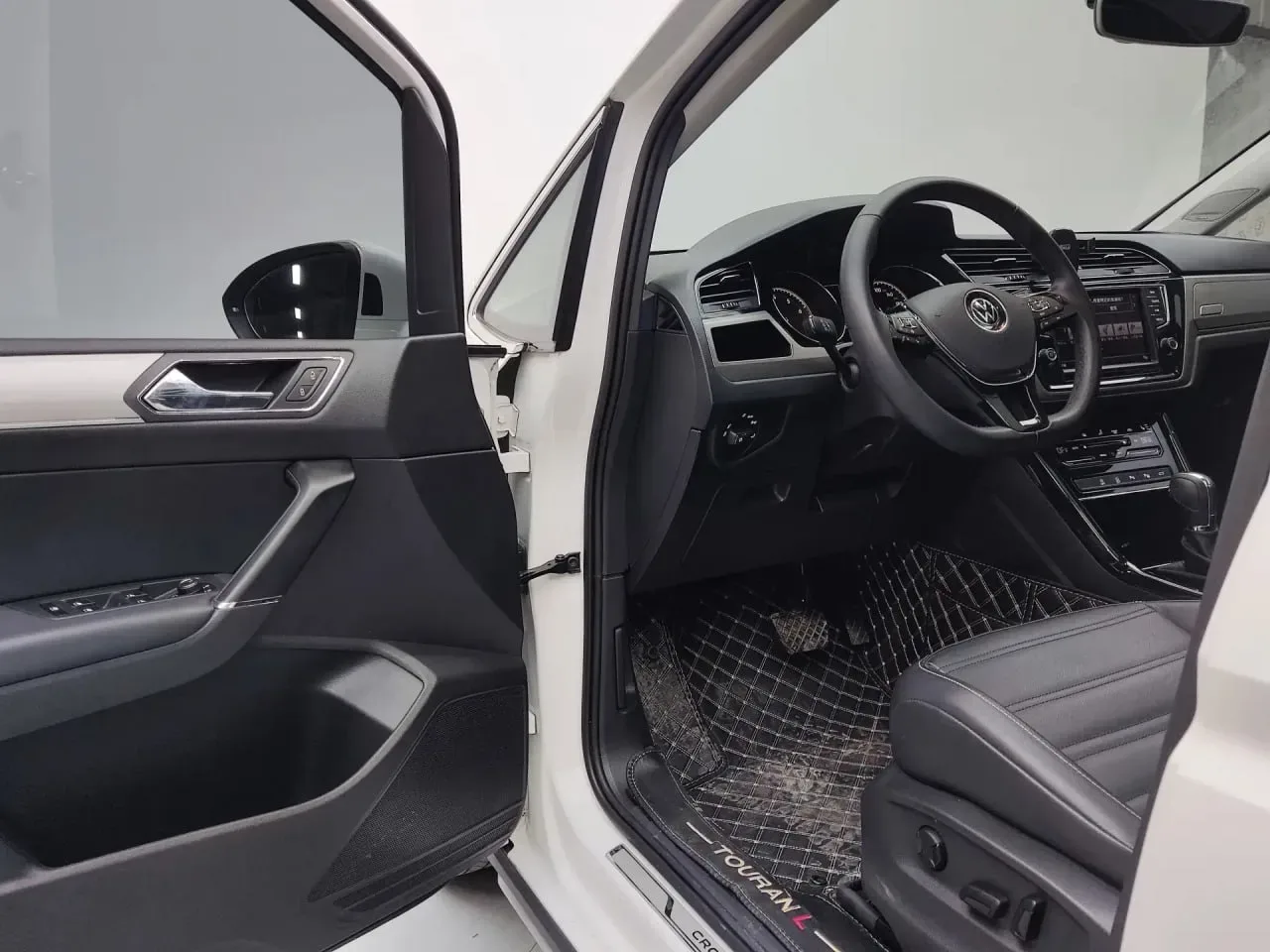 🔥Предлагаем к покупке компактвэн Volkswagen Touran L 280TSI DSG из Китая!  Название Touran происходи