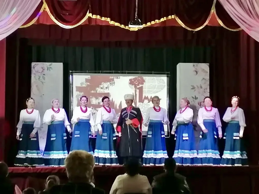 🎉Первомай в Брюховецком районе отмечают по-настоящему душевно.   🏠Праздничные концерты с яркими номе