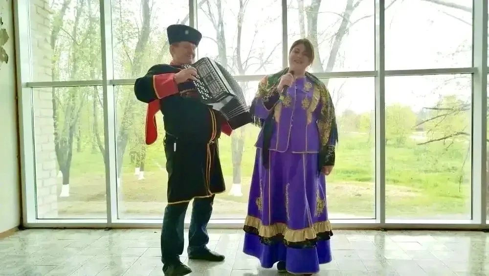 🎉Первомай в Брюховецком районе отмечают по-настоящему душевно.   🏠Праздничные концерты с яркими номе