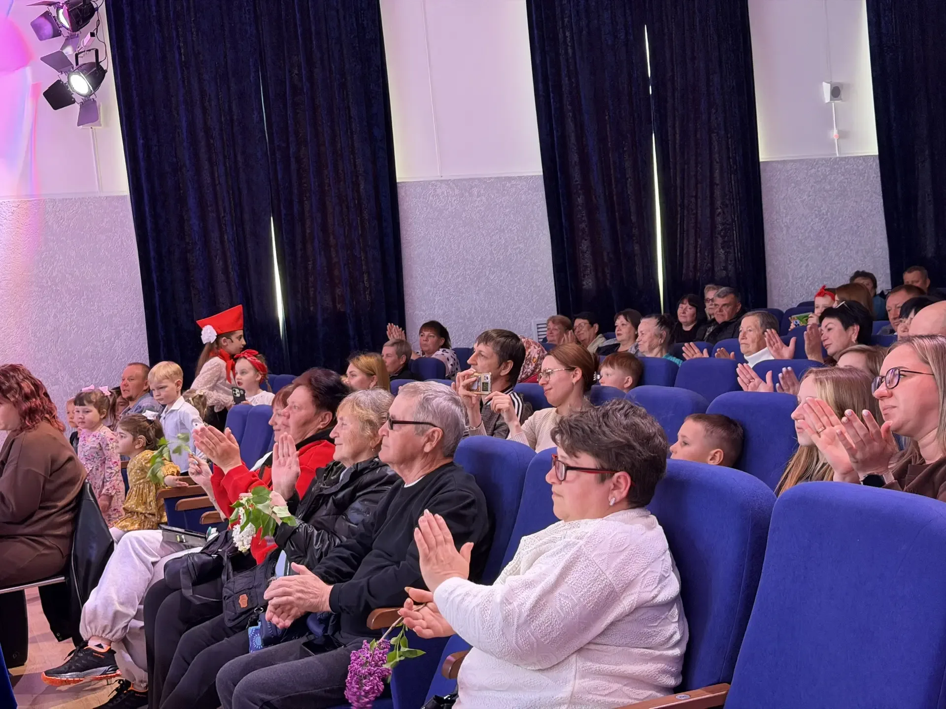 🎉Первомай в Брюховецком районе отмечают по-настоящему душевно.   🏠Праздничные концерты с яркими номе