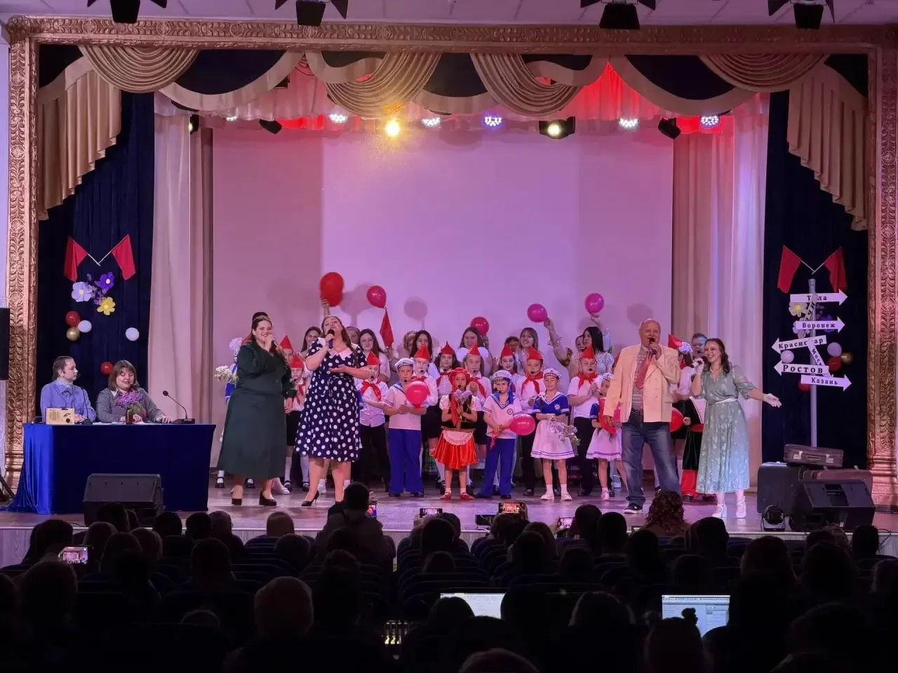 🎉Первомай в Брюховецком районе отмечают по-настоящему душевно.   🏠Праздничные концерты с яркими номе