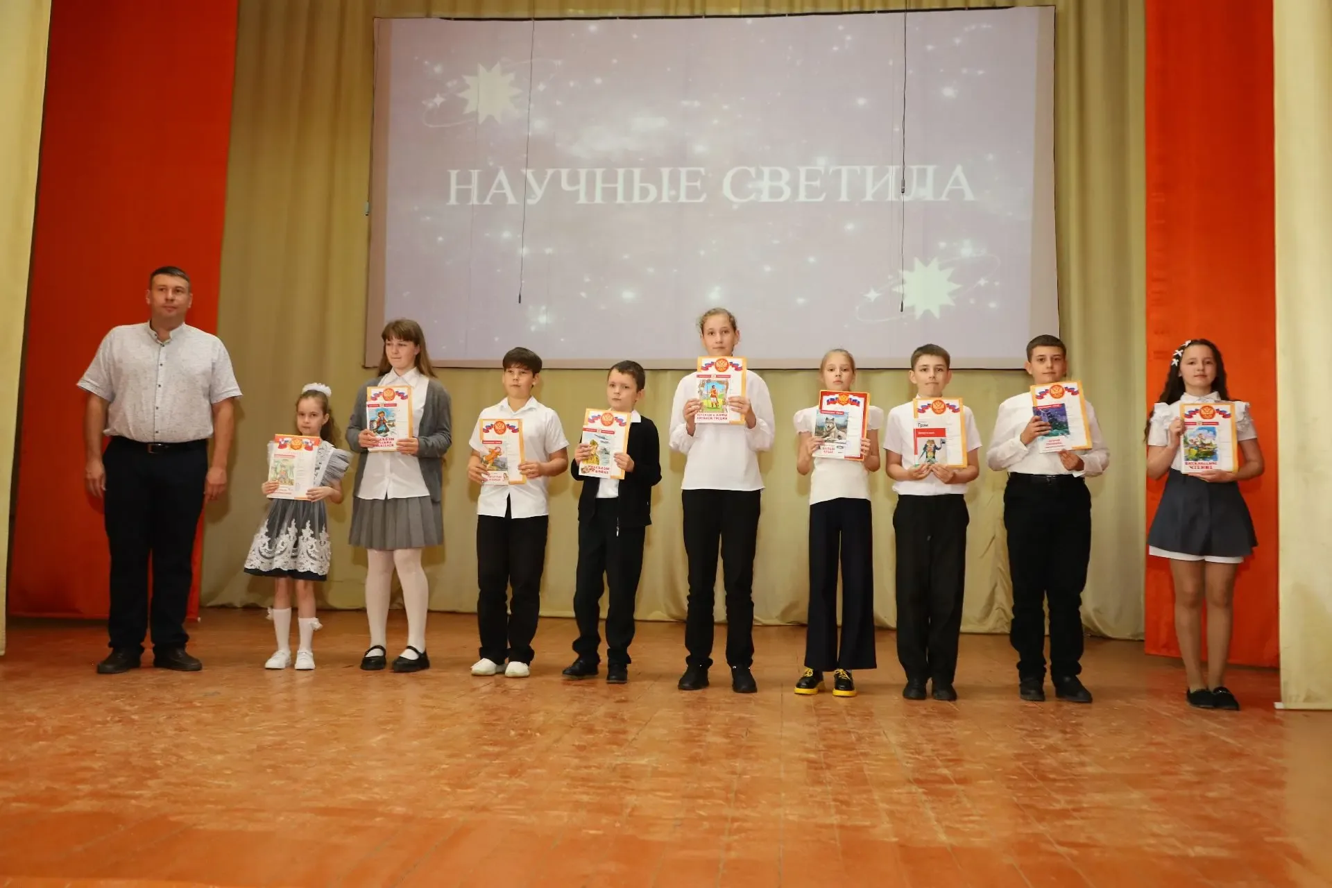 ✨Сегодня в брюховецкой школе № 20 прошёл Бал отличников✨  Это мероприятие уже стало доброй традицией