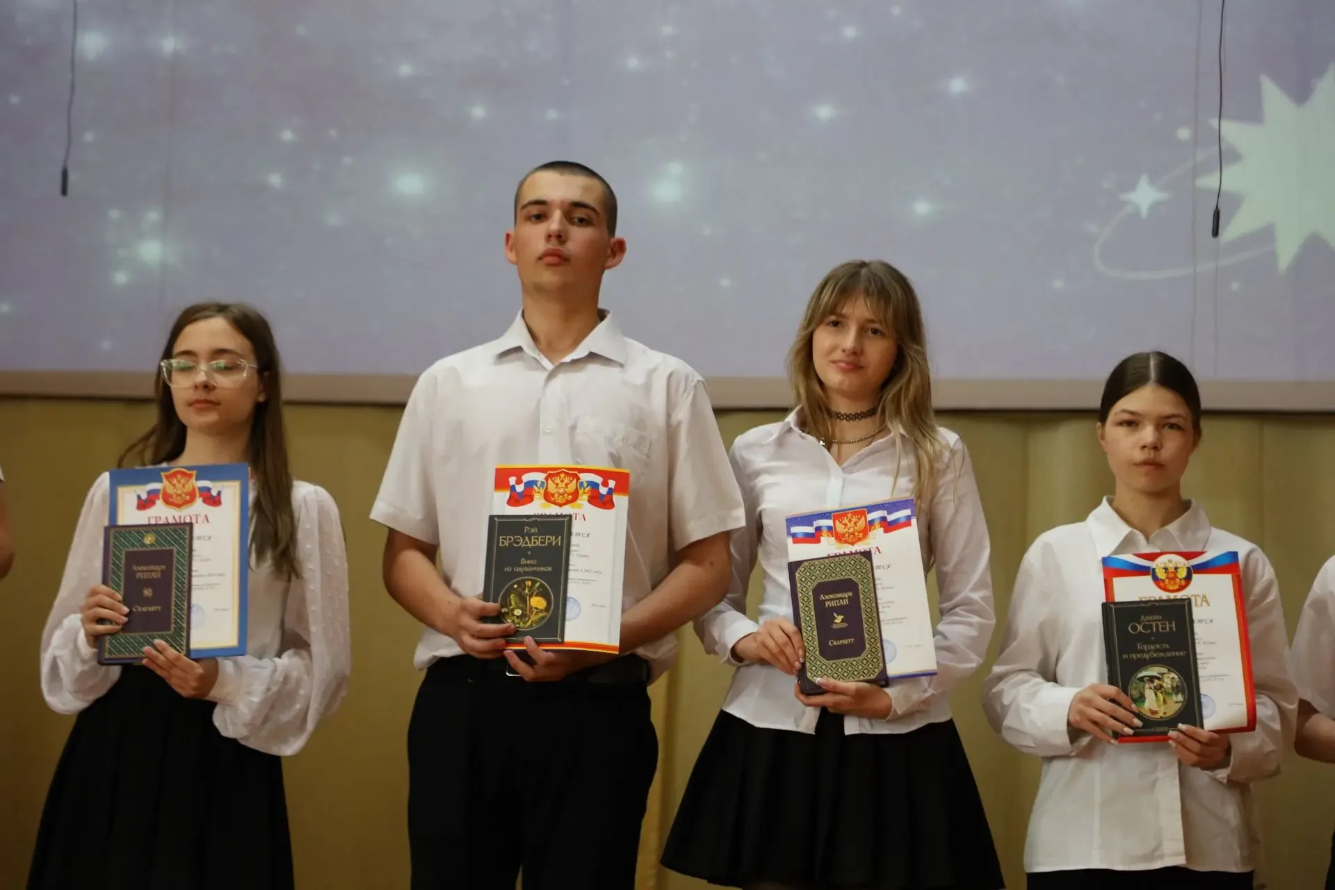 ✨Сегодня в брюховецкой школе № 20 прошёл Бал отличников✨  Это мероприятие уже стало доброй традицией