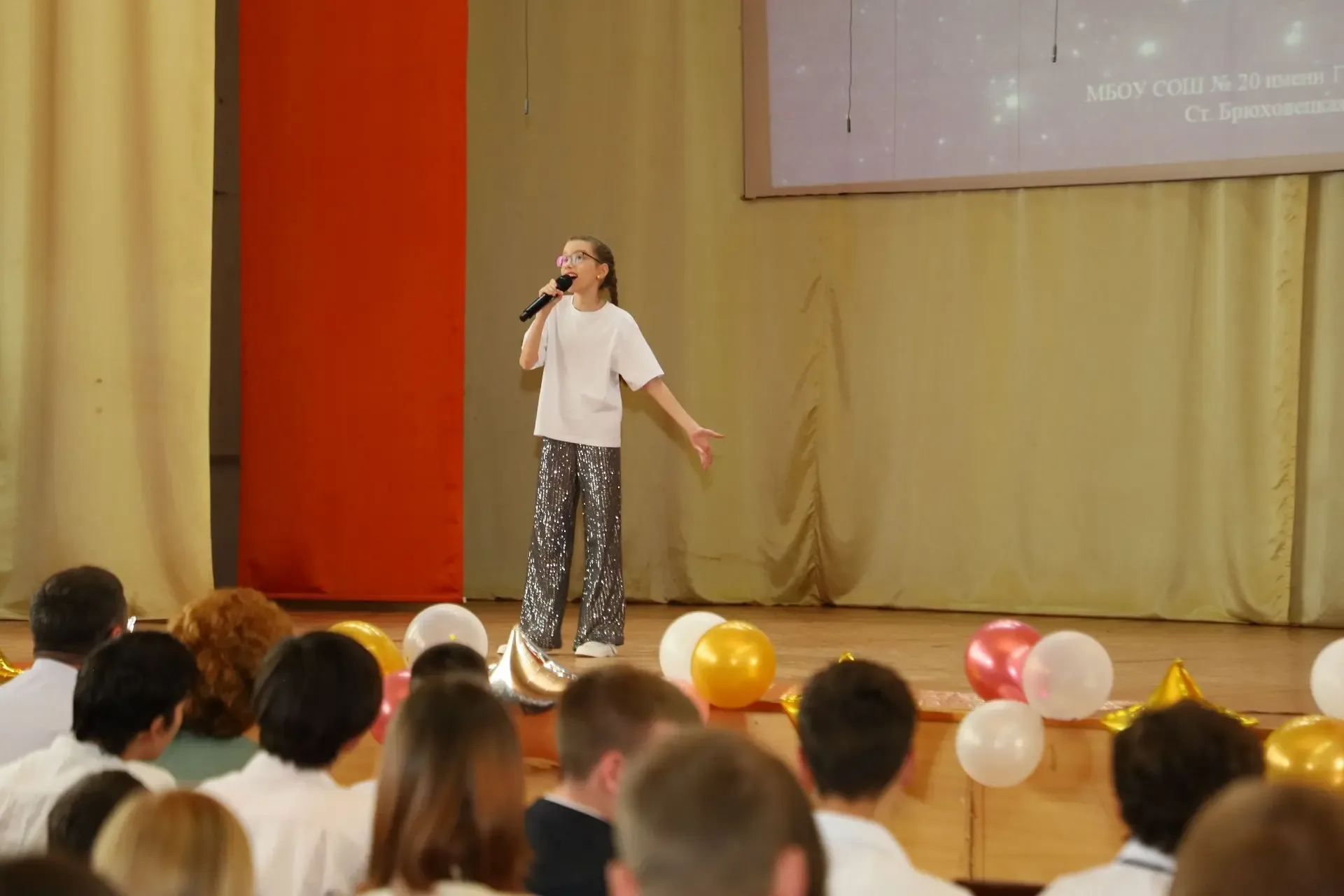 ✨Сегодня в брюховецкой школе № 20 прошёл Бал отличников✨  Это мероприятие уже стало доброй традицией
