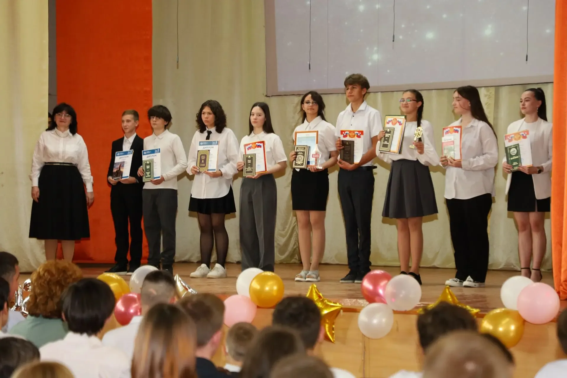 ✨Сегодня в брюховецкой школе № 20 прошёл Бал отличников✨  Это мероприятие уже стало доброй традицией