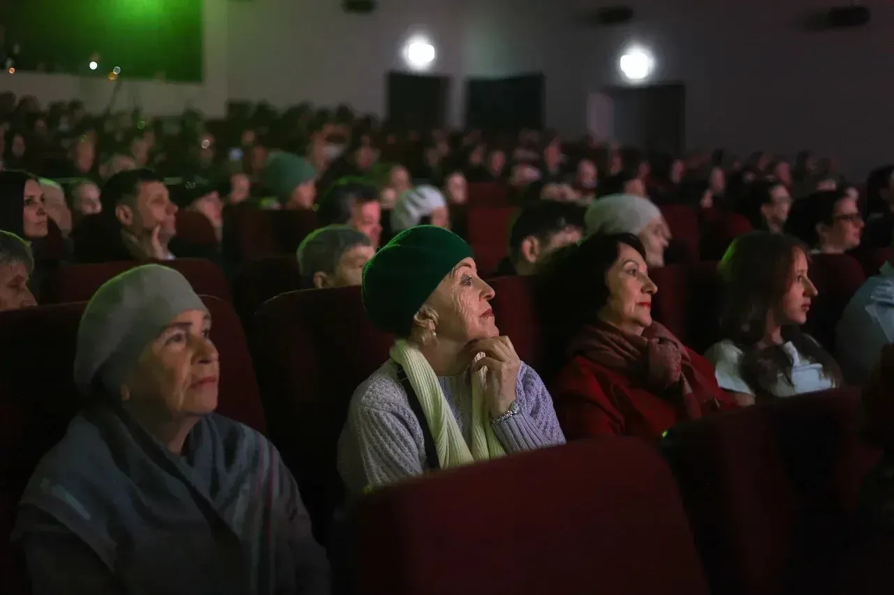Торжественную часть завершили праздничным концертом. Зрителей было много – полный зал: школьники, вз