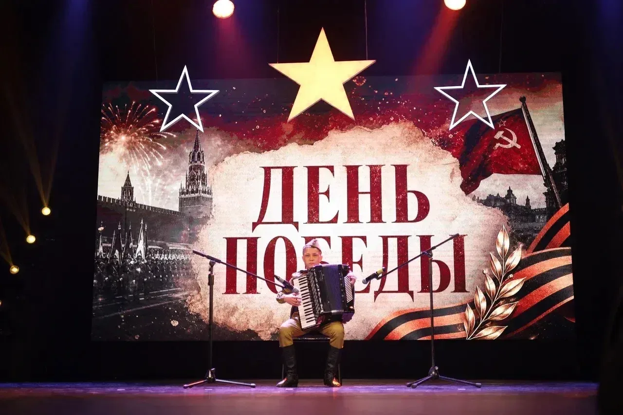 Торжественную часть завершили праздничным концертом. Зрителей было много – полный зал: школьники, вз