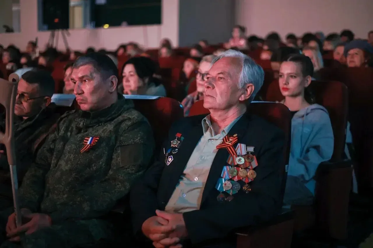 Торжественную часть завершили праздничным концертом. Зрителей было много – полный зал: школьники, вз
