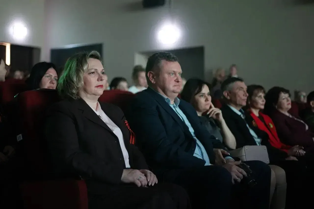 Торжественную часть завершили праздничным концертом. Зрителей было много – полный зал: школьники, вз