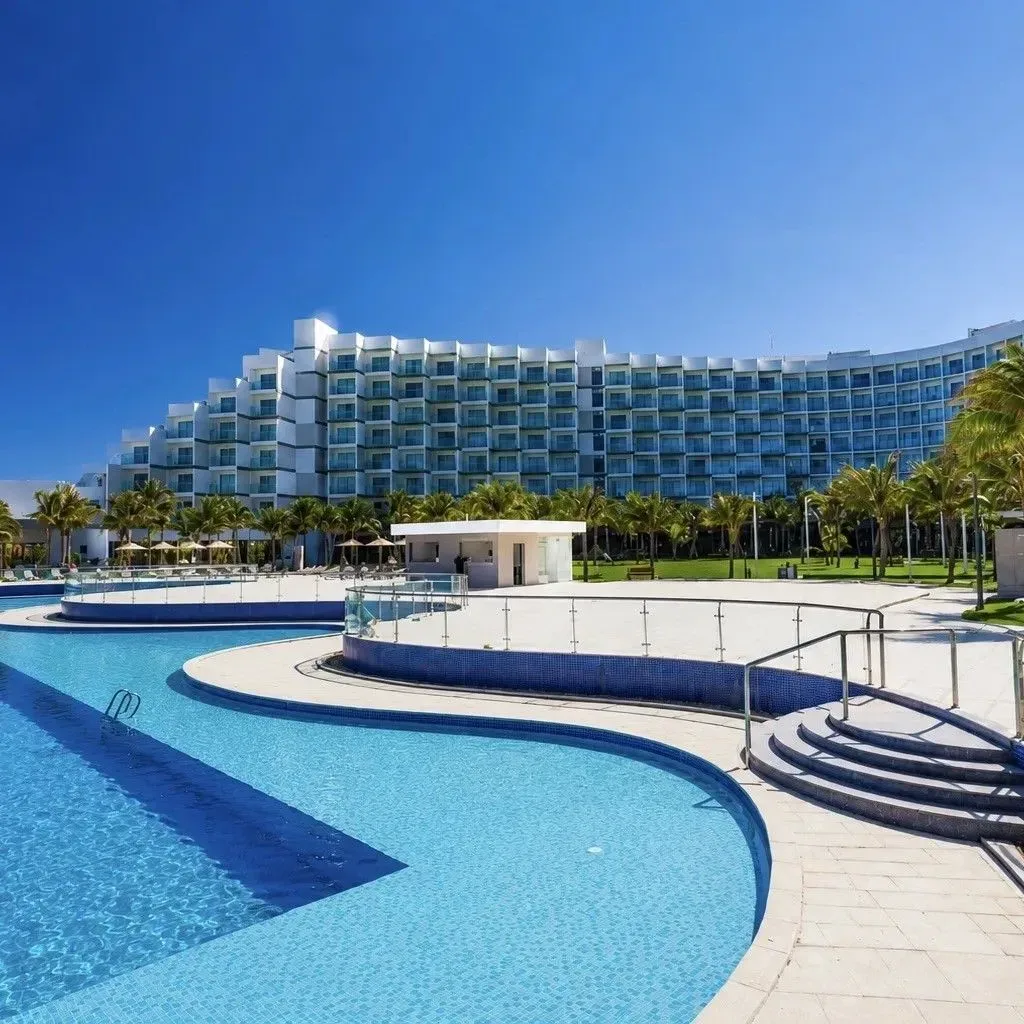 Современный отдых на побережье Камрань  Lugano Hotel & Resort Cam Ranh 5* — отель на первой берегово
