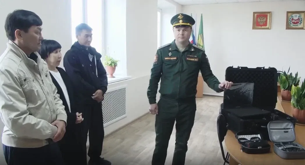 ИВАН МИНДИБЕКОВ ПЕРЕДАЛ БОЙЦАМ ТАКТИЧЕСКОЕ ОБОРУДОВАНИЕ Жители Аскизского района продолжают оказыват