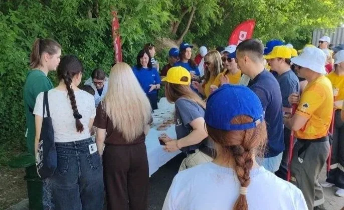 ☑️Сотрудники УФСИН России по Самарской области приняли участие в экологической акции ко Дню Волги  🌱