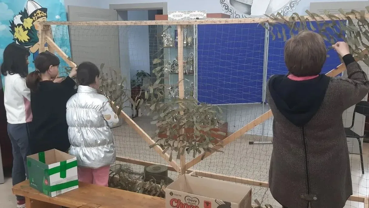 ☑️Сотрудница СИЗО-1 с дочерью участвуют в волонтёрском движении по плетению маскировочных сетей для 