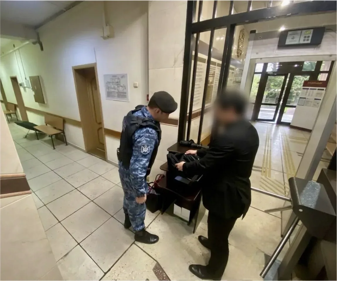 В Сочи судебные приставы выявили у посетителя суда наркотическое средство  Сотрудниками Центрального