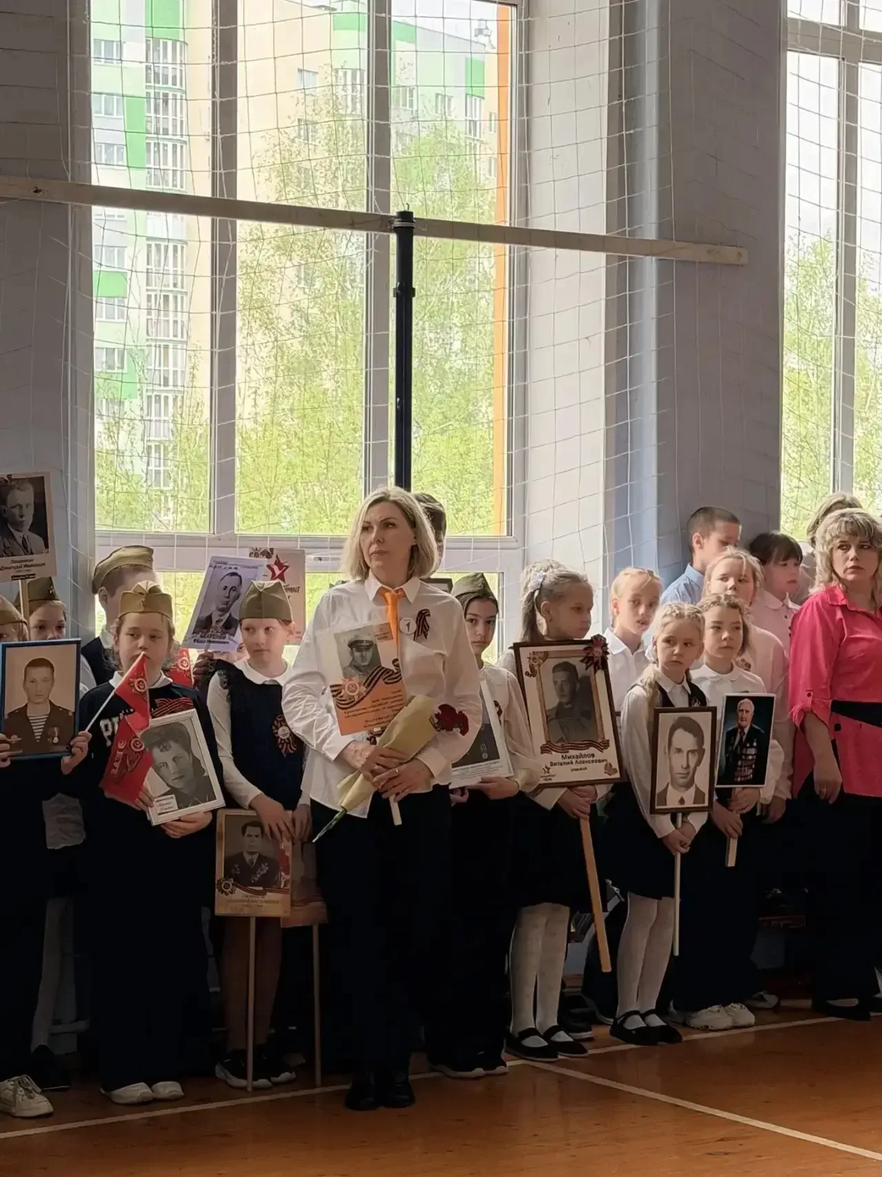 Торжественная линейка и шествие «Бессмертный полк» прошли в стенах спортивного зала начальной школы.